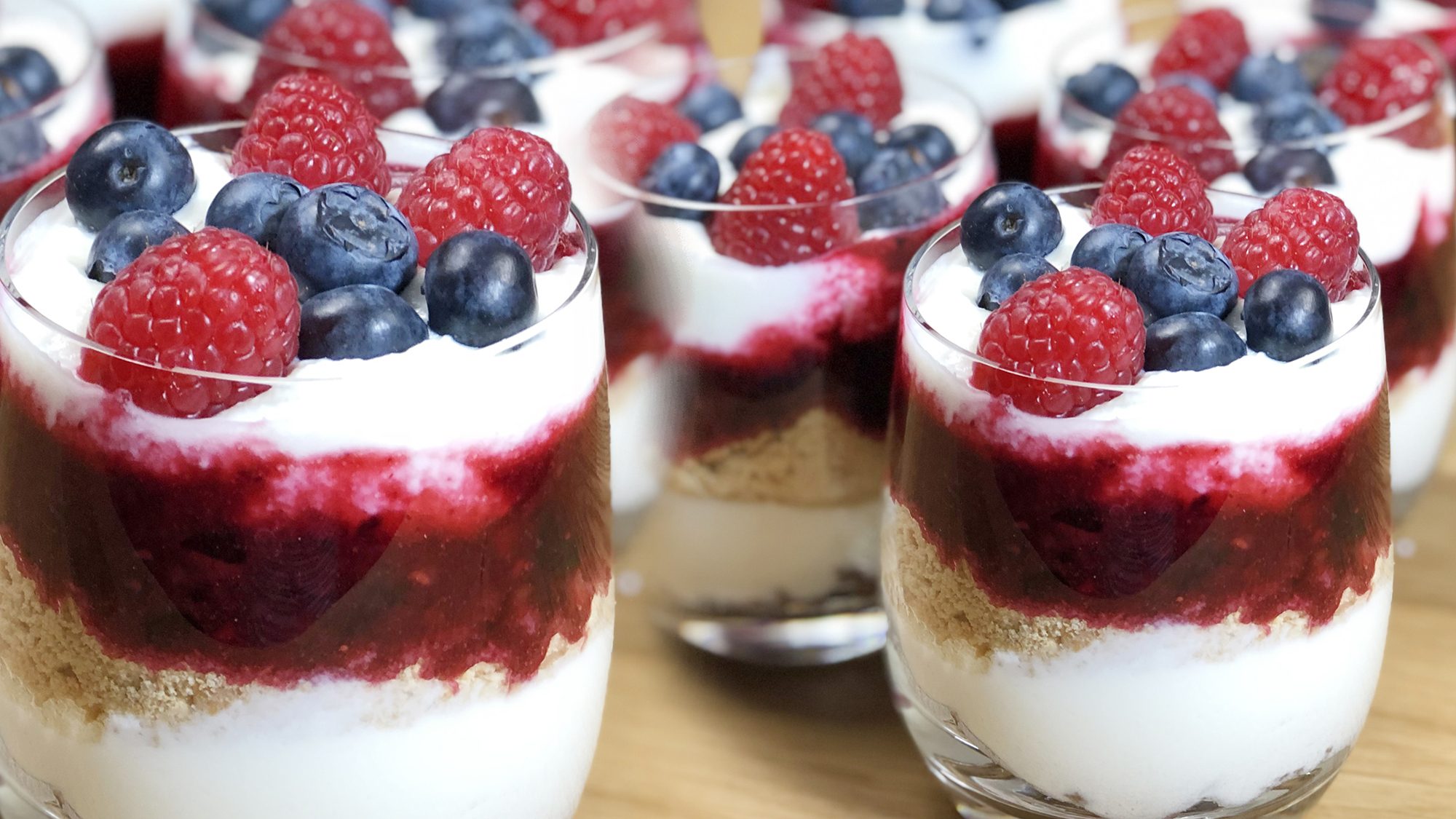 tvarohovy pohar s ovocim