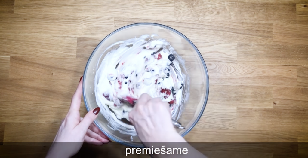 piškótová roláda s lesným ovocím krok č. 23